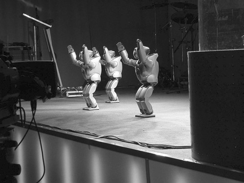 Танец группы роботов Qrio (фото автора)