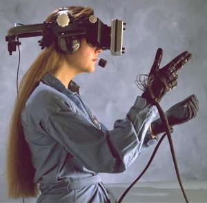 Оператор в шлеме и перчатках виртуальной реальности