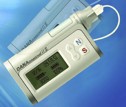 Портативная инсулиновая помпа DANA Diabecare IIS со встроенным глюкометром: 1 – отделение для инсулинового резервуара; 2 – окошко для определения оставшегося количества инсулина; 3 – кнопки управления; 4 – ЖК дисплей; 5 – коннектор для прикрепления инфузионного набора; 6 – пластиковый катетер