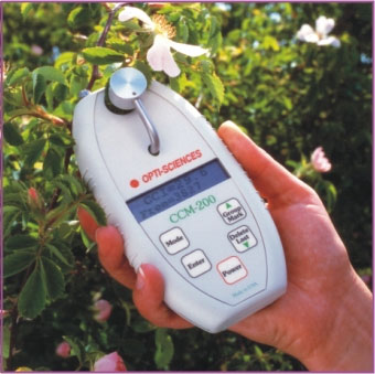 Сенсор для измерения содержания хлорофилла в листьях растений фирмы Opti-Sciences (США). Размеры 152 х 82 х 25 мм, масса 162 г