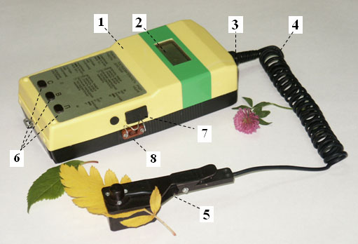 Внешний вид хронофлуорометра "Флоратест-1": 1 – корпус прибора; 2 – жидкокристаллический индикатор; 3 – разъем; 4 – соединительный кабель; 5 – выносной оптический датчик; 6 – кнопки управления; 7 – включатель / выключатель питания; 8 – разъем внешнего питания сенсора
