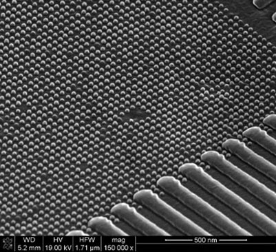 Массив цилиндрических столбиков из ферромагнитного материала, изготовленный с помощью нанолитографии (изображение в растровом электронном микроскопе)