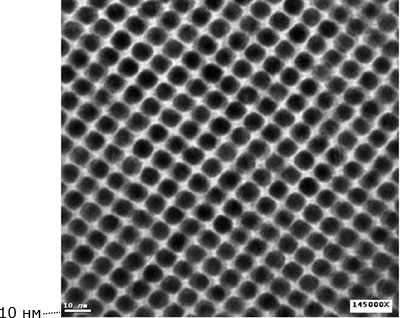 Самоорганизованный массив "зерен" ферромагнитного материала, сформированный при испарении гексанового раствора (изображение на просвет в электронном микроскопе при увеличении 145000Х)