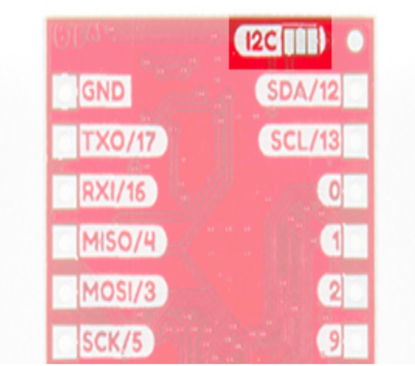 Частичный вид снизу Red-V Thing Plus, показывающий подтягивающие перемычки I2C (взято с сайта SparkFun Electronics, предоставлено по CC BY 4.0)