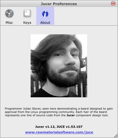 Julian Storer, разработчик библиотеки Juce. Шутливая подпись под фотографией сообщает, что каждый волосок в бороде соответствует одной строчке кода визуального редактора компонентов библиотеки, Jucer