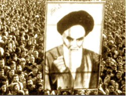 Харизматическое господство предполагает веру в исключительные свойства лидера. На фото: Демонстранты несут портрет имама Хомейни (Иран)