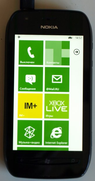 Стартовый экран Nokia Lumia 710, ожидание начала отладки