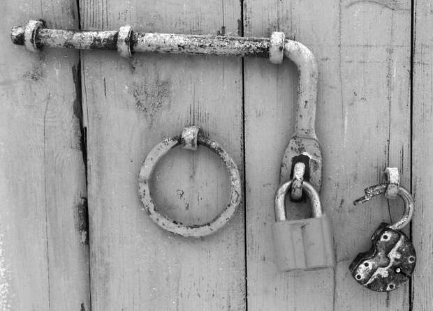 Пример неуравновешенной композиции (А). Та же композиция уравновешена (Б)